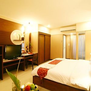 Deluxe Double Room Round-Trip Airport Transfer